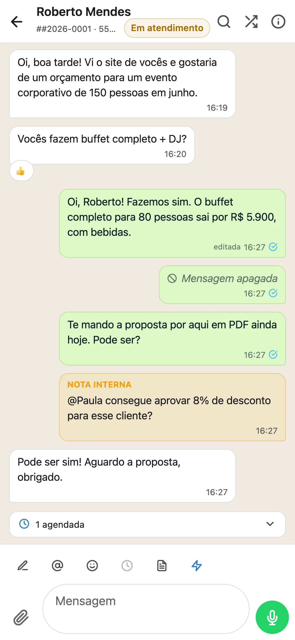 No app, o atendente vê a fila, assume, responde com foto e áudio e transfere para um colega.